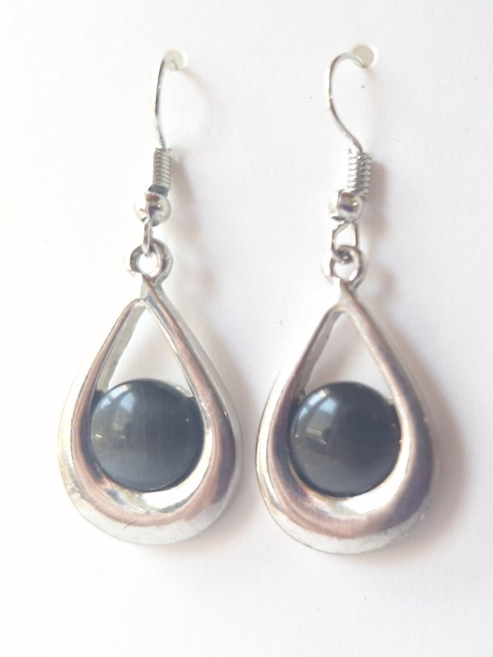 Vintage Teardrop Earrings with Black Stone Centers – Unknown Metal – 1990s Style